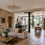 Rénover une maison ancienne sans perdre son charme : les étapes essentielles